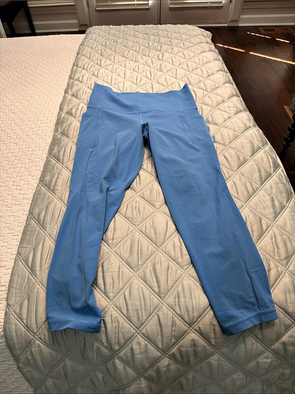 Athleta Salutation Stash 7/8 Tight Blue Medium Leggings
